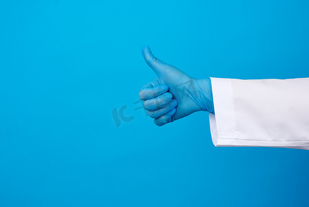 穿白大衣的女人，在她的 ha 上戴着蓝色医用乳胶手套