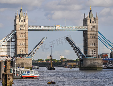 伦敦塔桥开通