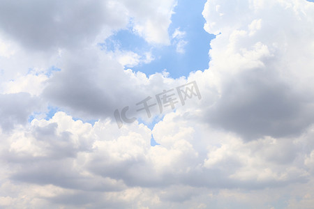 天气云朵摄影照片_天空，天空云层清澈，蓬松的云朵在天空中美丽大