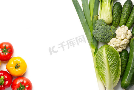 五颜六色的新鲜农产品生蔬菜、黄瓜紫甘蓝菠菜西红柿辣椒粉洋葱西兰花草本食品背景边框，大量复制空间。