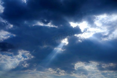 保佑考过摄影照片_阳光从云到地球，概念上帝保佑，礼物，lu