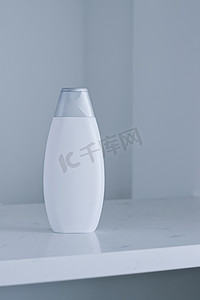 空白标签化妆品容器瓶作为灰色背景上的产品模型