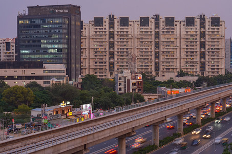印度新德里，2020 年。新德里 NCR、古鲁格拉姆、诺伊达市区快速地铁轨道的空中拍摄。