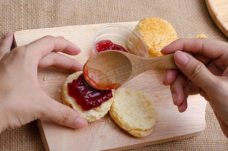 自制奶酪烤饼，木板上有果酱草莓