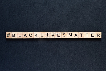 残暴摄影照片_黑人的生命很重要黑色背景上的铭文。