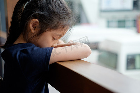 窗边悲伤孤独的亚洲儿童