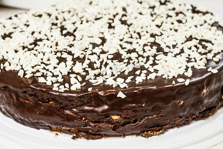 圆形巧克力蛋糕，撒上白巧克力粒