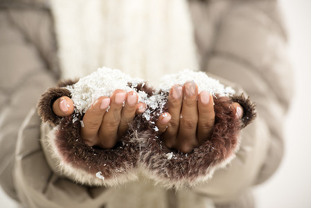 女人手中的雪