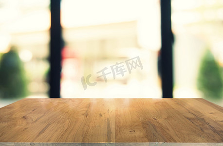 在抽象模糊的背景前的空木桌