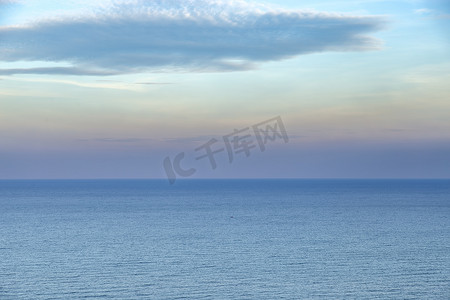 平静的海面背景