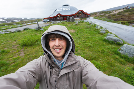 北极圈摄影照片_游客自拍北极圈中心。 