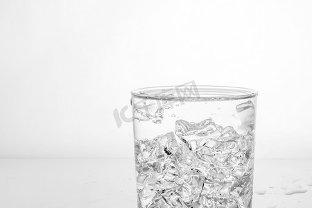 一杯加冰块的纯净水。