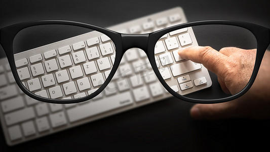 键盘清晰且模糊的眼镜