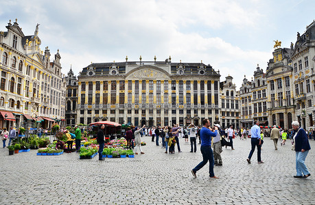 欢迎参观摄影照片_比利时布鲁塞尔-2015 年 5 月 13 日：许多游客参观布鲁塞尔中央广场著名的大广场 (Grote Markt)。