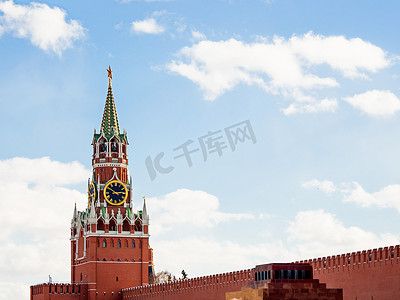 钟声敲响摄影照片_著名的 Spasskaya 塔，上面有克里姆林宫的钟声和红星。