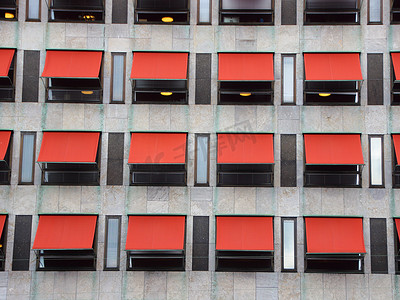 现代建筑立面上的十二个红色遮阳伞