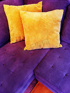 有橙色坐垫的充满活力的紫色沙发