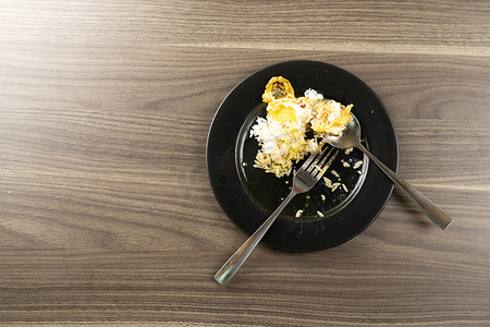 不完整的白米饭上的煎蛋和 b 中的勺子