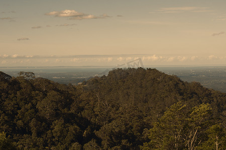 从昆士兰州布里斯班附近的光荣山 (Mount Glorious) 查看。