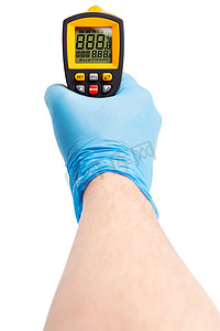 右手戴蓝色医用乳胶手套，用白色隔离的黄色红外非接触式温度计瞄准，模型显示状态全部开启
