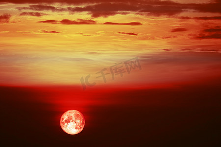 森林夜摄影照片_巴克月亮回到堆上夜空中的红云