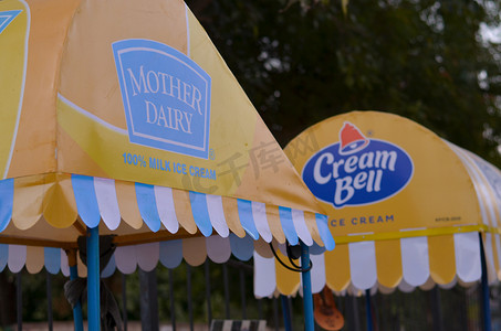 印度新德里，2020 年。德里印度门附近的 Cream Bell 和 Mother Dairy 冰淇淋摊位。