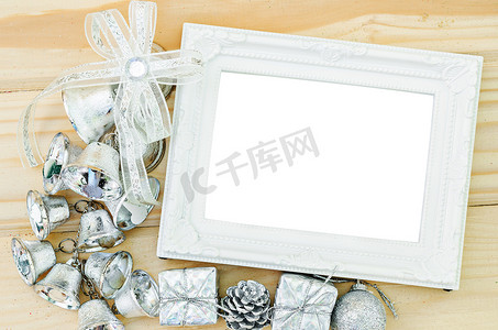 银色复古相框摄影照片_带银色装饰圣诞的空白复古白色相框