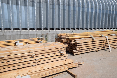 木板被建造成存放在施工现场。
