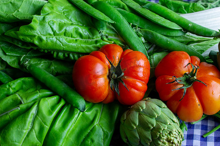 牛心甘蓝摄影照片_番茄牛心配洋蓟、甜菜和茴香。