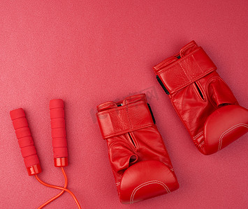一对红色皮革拳击手套和红色跳绳