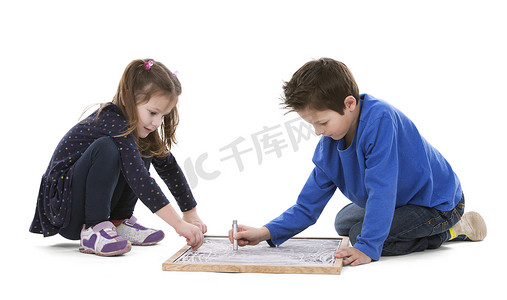 孩子们在粉笔板上画画