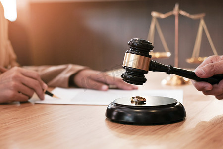 国潮婚礼季摄影照片_法官敲槌决定婚姻离婚签署文件。