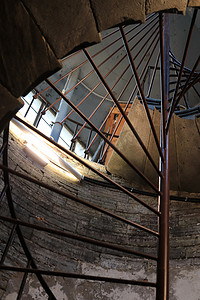 铁架楼梯摄影照片_圣以撒大教堂楼梯尽头的连接铁架