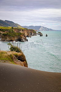 海岸岩石和新西兰塔拉纳基山