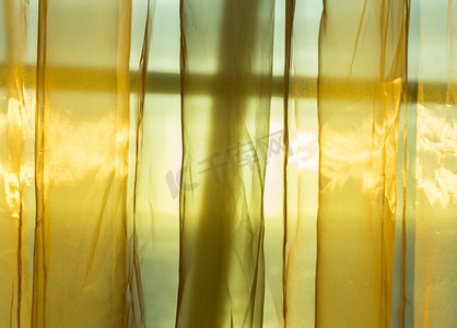金色网帘遮挡窗后阳光