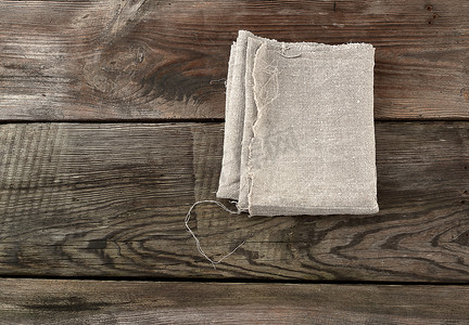 灰色厨房纺织毛巾折叠在 ol 的灰色木桌上