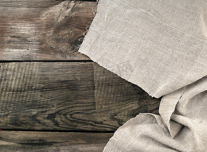 ol摄影照片_灰色厨房纺织毛巾折叠在 ol 的灰色木桌上