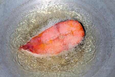 鱼生片烹饪、热油锅炸鱼片、饮食用炸鱼、油锅炸鱼片是食品蛋白质饮食健康