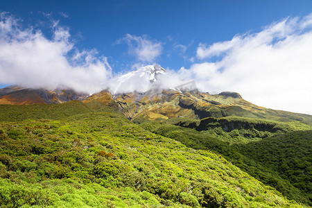 云层覆盖的塔拉纳基火山，新西兰