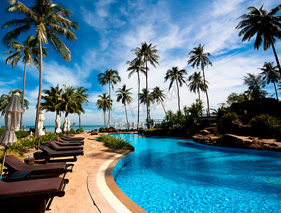 热带度假酒店泳池的躺椅