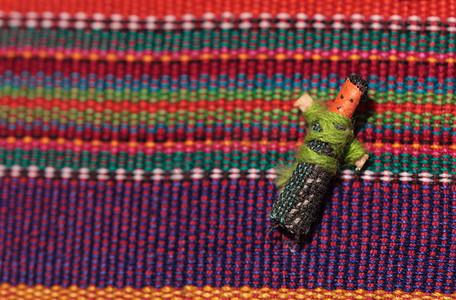 一个手工制作的小纹理墨西哥布娃娃的宏观