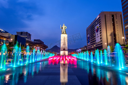 光化门摄影照片_光化门广场色彩精美的喷泉，市中心有李舜臣海军上将雕像。