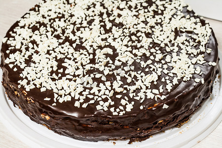 圆形巧克力蛋糕，撒上白巧克力粒