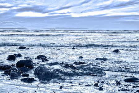 蓝色调的岩石比尔海滩