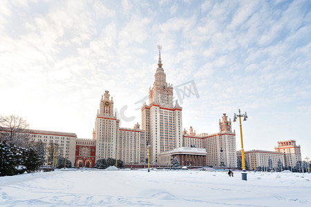国立中学摄影照片_莫斯科国立大学 (MGU) 的主楼在阳光明媚的冬日。
