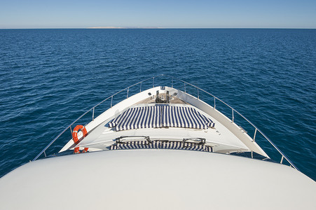 帆船海洋摄影照片_从私人机动游艇的船头查看