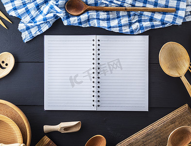 开放式厨房背景摄影照片_空白开放式笔记本和木制厨房配件