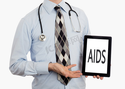 医生拿着平板电脑-艾滋病