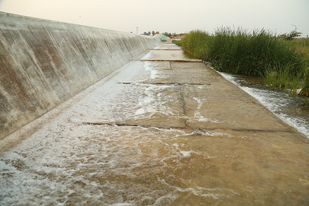 水落在日光下