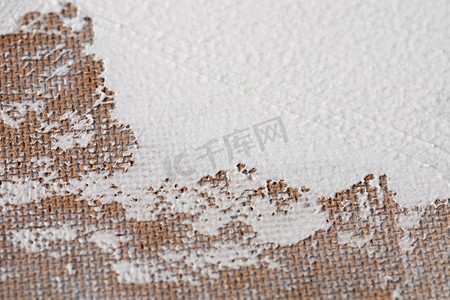 杂乱背景摄影照片_白色油灰散布在纤维板背面、杂乱的工艺品和 DIY 背景上
